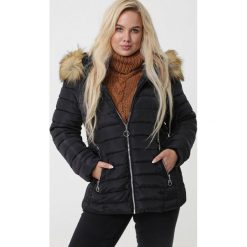 Czarna Kurtka Maidstone. Czarne kurtki damskie Born2be, na zimę, xl, bez wzorów, długie, bez kaptura. Za 219,99 zł.
