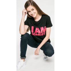 Lee - Top Scarlett. Czarne bluzki nietoperze marki Lee, s, z nadrukiem, z bawełny, z okrągłym kołnierzem. W wyprzedaży za 49,90 zł.
