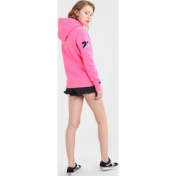 Bluzy damskie: Superdry VINTAGE LOGO SPLICE ENTRY HOOD Bluza z kapturem fluro pink