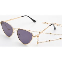 Okulary przeciwsłoneczne z łańcuchem - Czarny. Czarne okulary przeciwsłoneczne damskie Cropp. Za 29,99 zł.