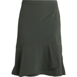 Banana Republic UTILITY WRAP MIDI SKIRT Spódnica z zakładką olive. Zielone spódniczki trapezowe marki Banana Republic, z materiału, midi. Za 379,00 zł.