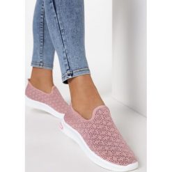 Różowe Buty Sportowe Aquilei. Różowe buty sportowe damskie Born2be, bez wzorów, sportowe. W wyprzedaży za 49,99 zł.