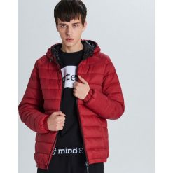 Pikowana kurtka z ociepleniem - Bordowy. Czerwone kurtki męskie Cropp, s, bez wzorów, bez kaptura. W wyprzedaży za 99,99 zł.