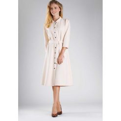 Beżowa Elegancka Szmizjerka z Rękawem 3/4. Brązowe sukienki damskie Molly.pl, do pracy, s, w paski, z tkaniny, eleganckie, z koszulowym kołnierzykiem, bez rękawów, rozkloszowane. Za 179,90 zł.