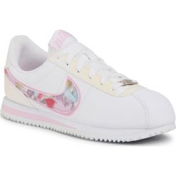 Buty NIKE - Cortez Basic Sl Se (GS) CN8145 100 White/Lt Arctic Pink. Białe półbuty damskie Nike, na co dzień, bez wzorów, ze skóry ekologicznej, bez obcasa, bez zapięcia. Za 299,00 zł.