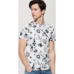 T-shirt z nadrukiem all over - Kremowy. Białe t-shirty męskie marki House, s, z nadrukiem, bez kołnierzyka. Za 49,99 zł.