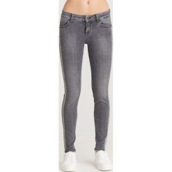 JEANSY DIVINE BOTTOM UP SLIM FIT LIU JO. Czarne jeansy damskie Liu Jo, z aplikacjami, z elastanu. Za 949,00 zł.