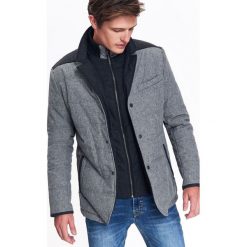 KURTKA DŁUGA MĘSKA PIKOWANA Z ODPINANYM PANELEM. Szare kurtki męskie Top Secret, na lato, xxl, bez wzorów, eleganckie, długie, bez kaptura. W wyprzedaży za 119,99 zł.
