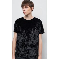 Welurowy T-shirt - Czarny. Czarne t-shirty męskie Reserved, s, bez wzorów, z weluru, bez kołnierzyka. Za 79,99 zł.