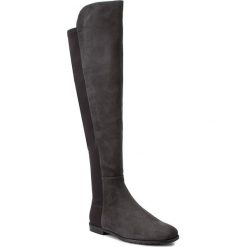 Muszkieterki STUART WEITZMAN - Corley Slate Suede. Czarne bez kategorii marki Stuart Weitzman, z materiału, na obcasie. W wyprzedaży za 1519,00 zł.