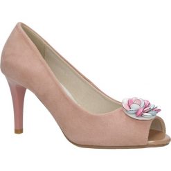 Różowe czółenka szpilki peep toe z ozdobą jezzi sa120-1. Różowe czółenka damskie Jezzi, z aplikacjami, z otwartym noskiem, bez obcasa, na szpilce. Za 149,99 zł.