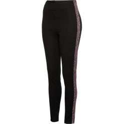 Legginsy z lampasami z nadrukiem bonprix czarny. Czarne legginsy damskie bonprix, z nadrukiem. Za 69,99 zł.
