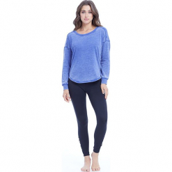 Sweter "Leanne" w kolorze niebieskim. Niebieskie swetry klasyczne damskie BALANCE COLLECTION, s, z bawełny, z okrągłym kołnierzem. W wyprzedaży za 65,95 zł.
