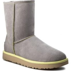 Buty UGG - W Classic Short II Neon 1016865 W/PCL. Szare kozaki damskie Ugg, ze skóry, na niskim obcasie, bez zapięcia. W wyprzedaży za 659,00 zł.
