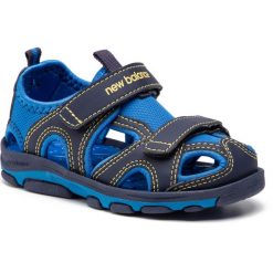 Sandały NEW BALANCE - K2005NBL Navy/Blue. Niebieskie sandały chłopięce New Balance, ze skóry ekologicznej, bez zapięcia. W wyprzedaży za 99,00 zł.