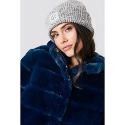 Samsoe & Samsoe Czapka Consetta - Grey. Szare czapki zimowe damskie Samsøe & Samsøe, z aplikacjami, z dzianiny. Za 242,95 zł.