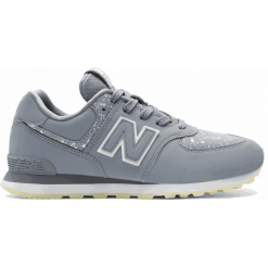 New Balance GC574KG. Szare buciki niemowlęce marki New Balance, z materiału. W wyprzedaży za 169,99 zł.