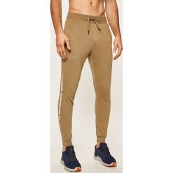 Under Armour - Spodnie 1345634. Zielone spodnie męskie Under Armour, s, z nadrukiem, z bawełny. W wyprzedaży za 199,90 zł.