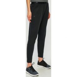 Under Armour - Spodnie. Czarne spodnie damskie s, z poliesteru. W wyprzedaży za 159,90 zł.