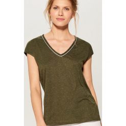 Koszulka z dekoltem w szpic - Khaki. Brązowe bluzki damskie marki Mohito, s. Za 49,99 zł.