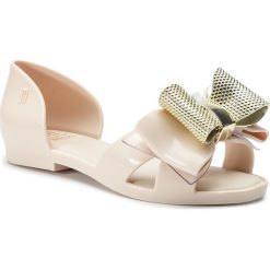 Sandały MELISSA - Mel Seduction IV Inf 32664 Beige 01127. Brązowe sandały dziewczęce Melissa, z tworzywa sztucznego, bez zapięcia. W wyprzedaży za 179,00 zł.
