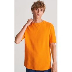 T-shirt ze strukturalnej dzianiny - Pomarańczowy. Pomarańczowe t-shirty męskie Reserved, s, bez wzorów, z dzianiny, bez kołnierzyka. Za 59,99 zł.