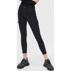 Jeansy cargo slim - Czarny. Czarne jeansy damskie Cropp, bez wzorów, z jeansu. W wyprzedaży za 59,99 zł.