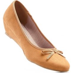 Baleriny na koturnie bonprix beżowo-piaskowy. Brązowe buty ślubne damskie marki bonprix, na niskim obcasie, na koturnie. Za 24,99 zł.