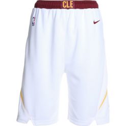 Nike Performance SWINGMAN ASSOCIATION SHORT Krótkie spodenki sportowe white. Białe spodenki chłopięce Nike Performance, z materiału, sportowe. W wyprzedaży za 127,20 zł.