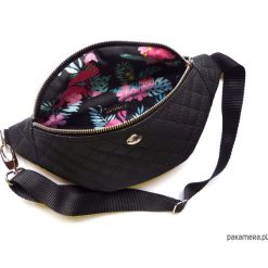 Flamingo Black Caro nerka. Czarne nerki damskie Pakamera, bez wzorów, z tkaniny, eleganckie, bez dodatków. Za 95,00 zł.