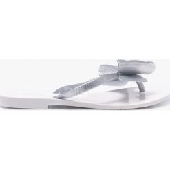 Melissa - Japonki Harmonic XIII. Białe klapki damskie Melissa, bez wzorów, z materiału, bez obcasa, na obcasie. W wyprzedaży za 79,90 zł.