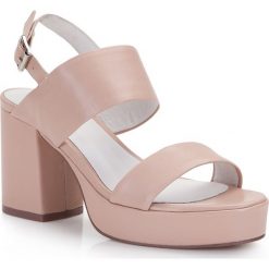 Buty damskie. Różowe klapki damskie Wittchen, w paski, ze skóry, bez obcasa, na słupku. W wyprzedaży za 199,90 zł.