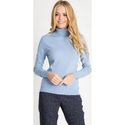 Błękitny sweter z golfem QUIOSQUE. Niebieskie golfy damskie marki QUIOSQUE, s, z jeansu. W wyprzedaży za 79,99 zł.