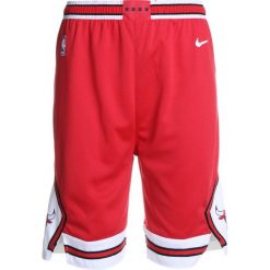 Nike Performance SWINGMAN ICON SHORT Krótkie spodenki sportowe university red. Czerwone spodenki chłopięce Nike Performance, z materiału, sportowe. Za 159,00 zł.