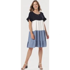 Niebieska Sukienka Ananora. Niebieskie sukienki damskie Born2be, na lato, uniwersalny, bez wzorów, bez kołnierzyka, bez rękawów. Za 189,99 zł.