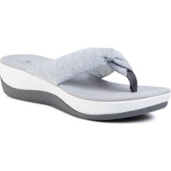Japonki CLARKS - Arla Gilson 261342534 Light Grey Text. Szare klapki damskie Clarks, bez wzorów, z tworzywa sztucznego, bez obcasa. Za 239,00 zł.