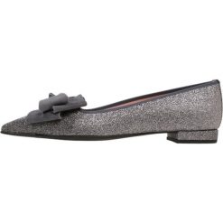 Pretty Ballerinas ORGANZA Baleriny grey/ziggy. Szare baleriny damskie marki Pretty Ballerinas, bez wzorów, ze skóry, klasyczne, bez obcasa. Za 839,00 zł.