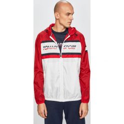 Tommy Sport - Kurtka Windbreaker. Niebieskie płaszcze męskie Tommy Sport, s, bez wzorów, z poliesteru, krótkie, z kapturem. W wyprzedaży za 299,90 zł.
