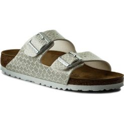 Klapki BIRKENSTOCK - Arizona Bs 1009127 Magic Snake White. Białe klapki damskie Birkenstock, bez wzorów, z tworzywa sztucznego, bez obcasa. Za 289,00 zł.