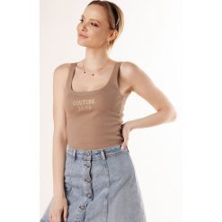 Bluzka z odkrytymi ramionami i wyszywanym napisem na biuście. Bluzki damskie Made in Poland, uniwersalny, z napisami, z elastanu, bez kołnierzyka, bez rękawów. Za 59,00 zł.