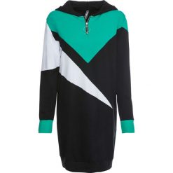 Sukienka dresowa bonprix czarno-zielony wzorzysty. Czarne sukienki damskie bonprix, z aplikacjami, z dresówki, sportowe, z kapturem, bez rękawów, sportowe. Za 99,99 zł.