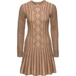 Sukienka dzianinowa bonprix jasnobrązowy. Pomarańczowe sukienki damskie bonprix, w paski, z dzianiny, eleganckie, bez kołnierzyka, bez rękawów. Za 79,99 zł.