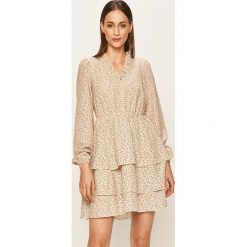 Vero Moda - Sukienka. Białe sukienki damskie Vero Moda, na co dzień, s, bez wzorów, z poliesteru, casualowe, bez kołnierzyka, z długim rękawem, długie, mini, proste. Za 239,90 zł.