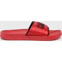 Calvin Klein Underwear - Klapki. Czerwone klapki damskie Calvin Klein Underwear, bez wzorów, z materiału, bez obcasa, na obcasie. W wyprzedaży za 139,90 zł.