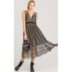 SUKIENKA TWINSET. Czarne sukienki damskie Twinset, na co dzień, z aplikacjami, z tkaniny, z włoskim kołnierzykiem, bez rękawów, midi, proste. Za 1349,00 zł.