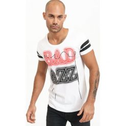 T-shirt w kolorze białym. Białe t-shirty męskie True Prodigy, xl, z nadrukiem, z bawełny, z okrągłym kołnierzem. W wyprzedaży za 44,95 zł.