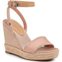 Espadryle TOMMY HILFIGER - Sporty Textile High Wedge FW0FW04780 Sandbank TRK. Brązowe espadryle damskie TOMMY HILFIGER, bez wzorów, ze skóry, bez obcasa, na obcasie. W wyprzedaży za 359,00 zł.
