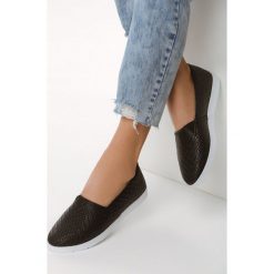 Czarne Slip On Show Love. Czarne trampki i tenisówki damskie Born2be, bez wzorów, bez zapięcia. Za 39,99 zł.