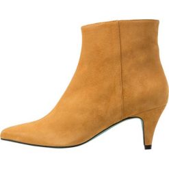 LAB Botki safron. Czarne botki damskie skórzane marki LAB, klasyczne. Za 469,00 zł.