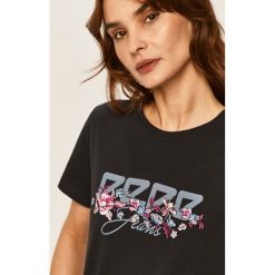Pepe Jeans - T-shirt Pepa. Niebieskie bluzki damskie Pepe Jeans, s, z haftami, z bawełny, z okrągłym kołnierzem. W wyprzedaży za 99,90 zł.